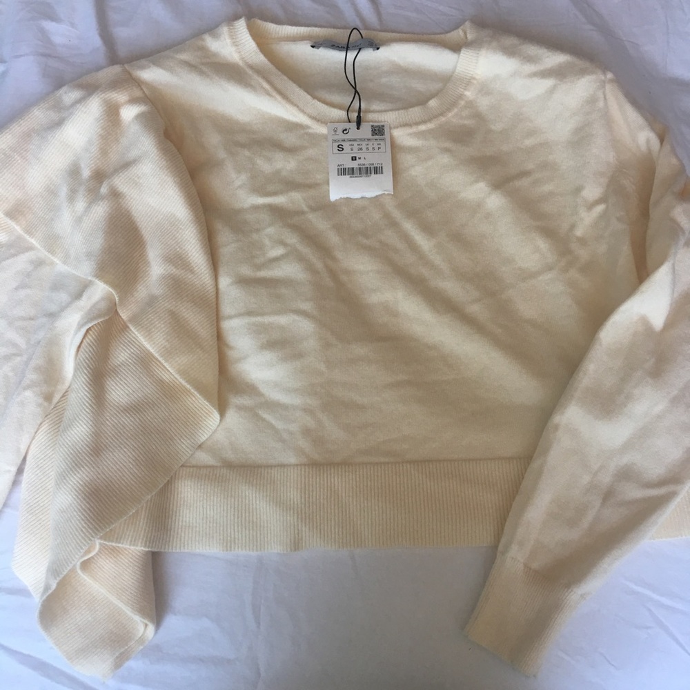 NWT Knit Ruffle Zara crop sweater. Cream. Size sm